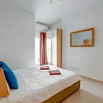 アパート Prime Location With Side Seaviews *