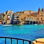 Lejlighed Prime Location With Side Seaviews *