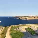アパート Prime Location With Side Seaviews