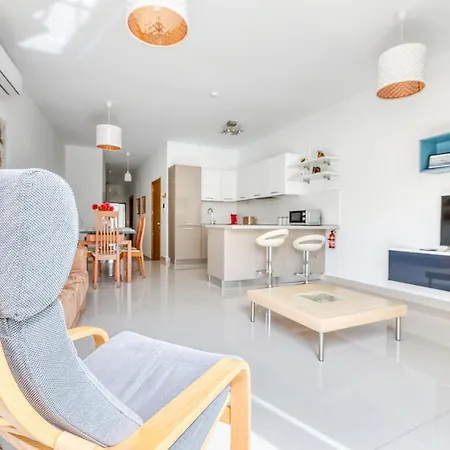 Prime Location With Side Seaviews Appartement