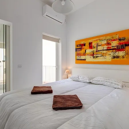 דירה Prime Location With Side Seaviews