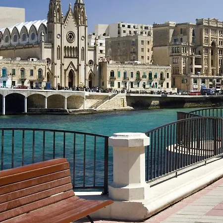 Prime Location With Side Seaviews דירה