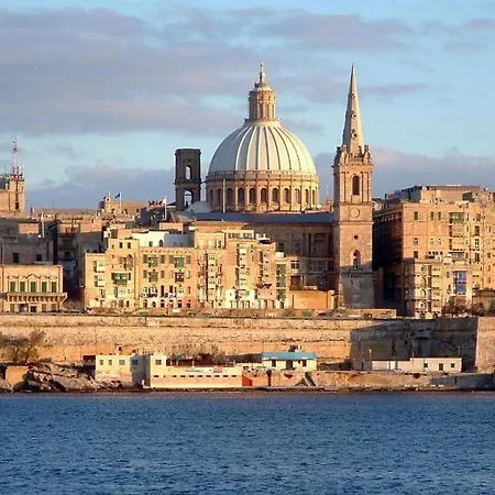 Apartment Prime Location With Side Seaviews *
