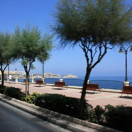 Apartment Prime Location With Side Seaviews *