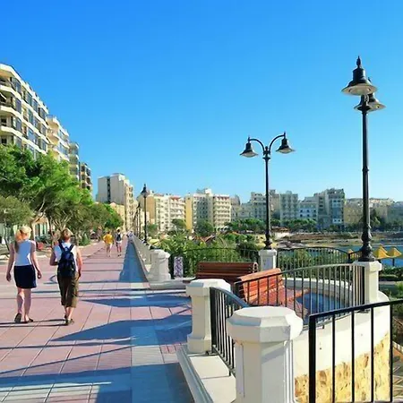 Prime Location With Side Seaviews Appartement Sliema