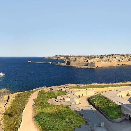 Apartment Prime Location With Side Seaviews