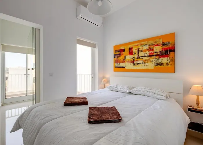 Apartment Prime Location With Side Seaviews