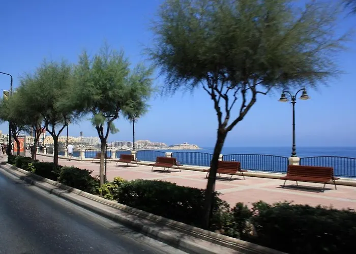 Apartment Prime Location With Side Seaviews *