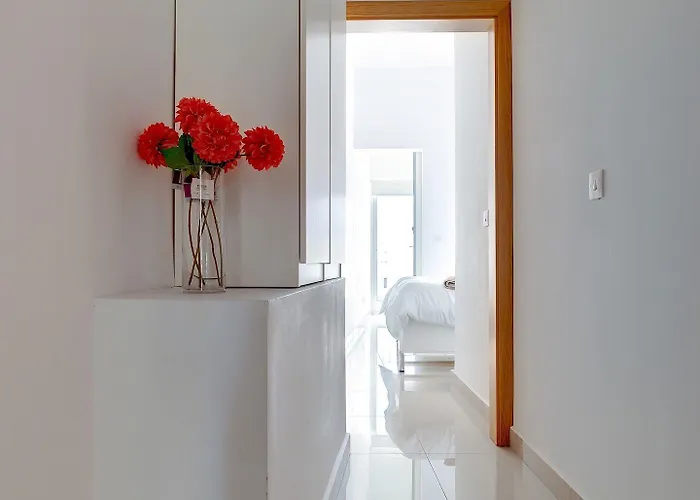 Apartment Prime Location With Side Seaviews *