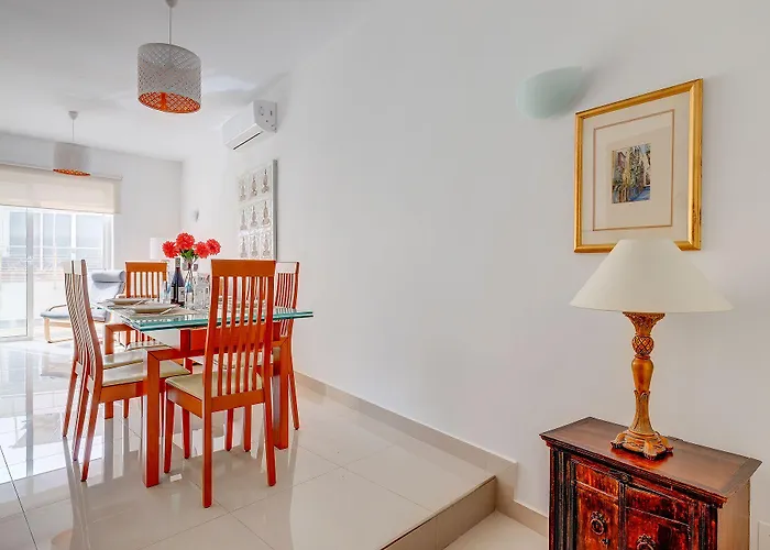 Apartment Prime Location With Side Seaviews *