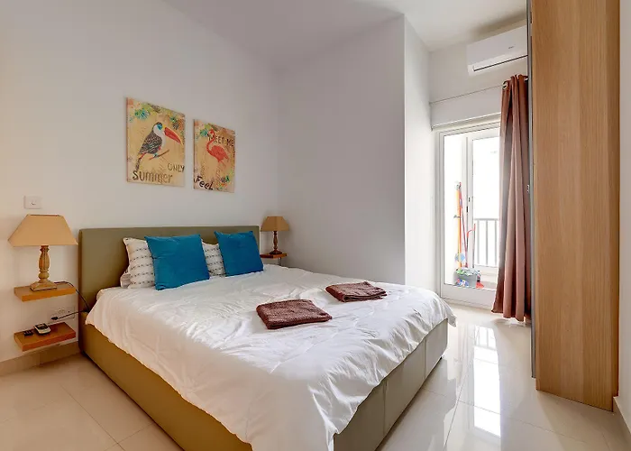 Apartment Prime Location With Side Seaviews Sliema