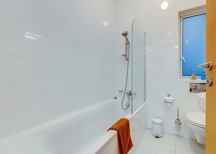 Apartment Prime Location With Side Seaviews