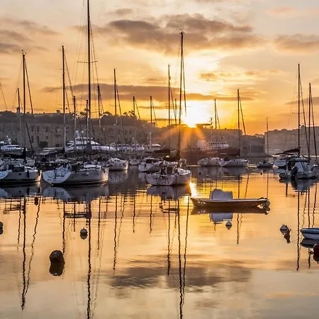 Apartment Prime Location With Side Seaviews