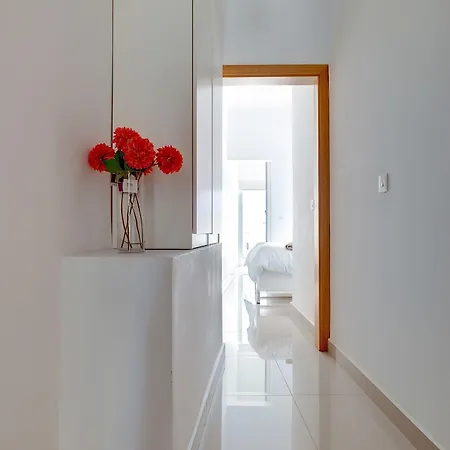 Apartment Prime Location With Side Seaviews *