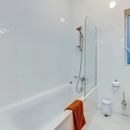 Apartment Prime Location With Side Seaviews